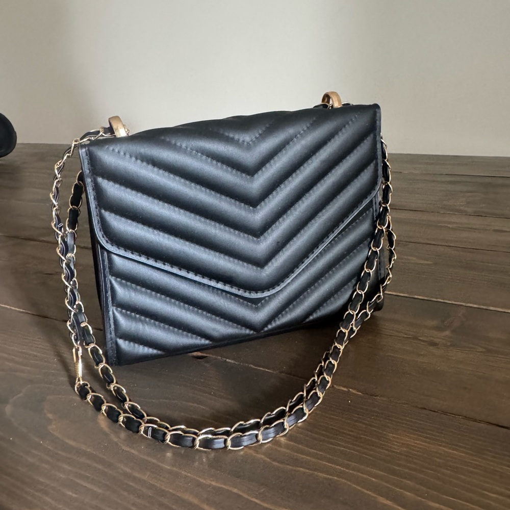 Elegant Black Quilted Chain Bag